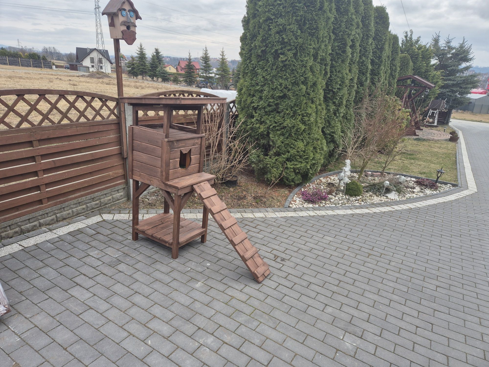 Buda dla kota z podestem