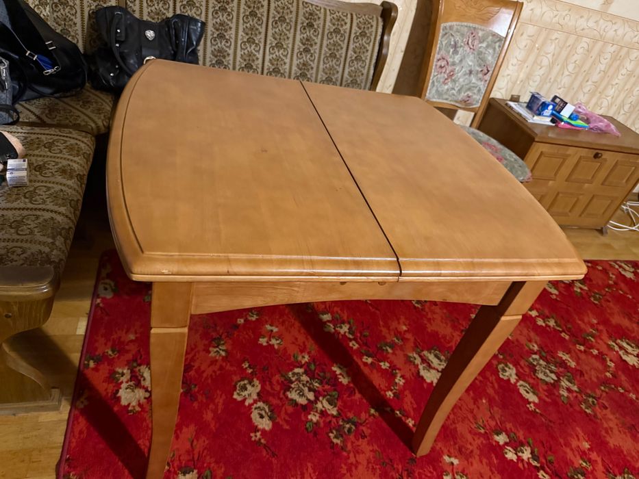Продается раскладной деревянный стол со стульями