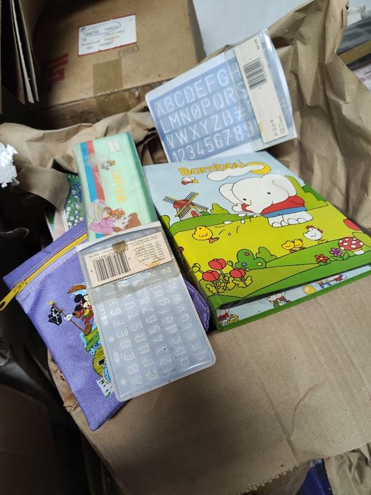 Canetas, cadernos material escolar vintage