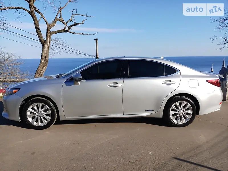 Продам Lexus ES300h 2014г