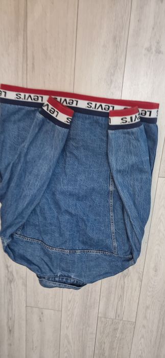 Levis  L.         .
