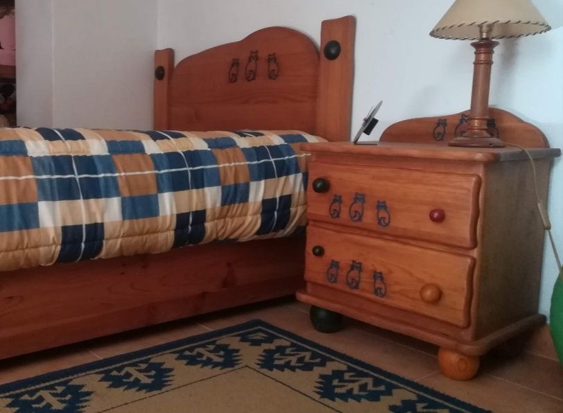 Cama corpo e meio mais mesa de cabeceira em madeira maciça..