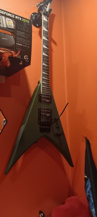 Guitarra jackson king V com trémulo