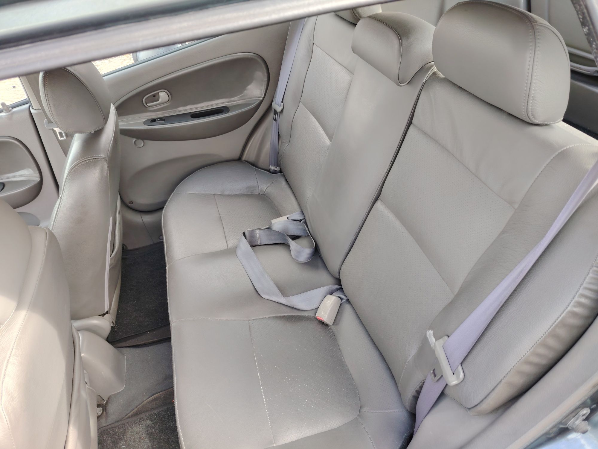 Kia Rio SW 1.3 só 135.000 km em excelente estado geral /Leia o anúncio