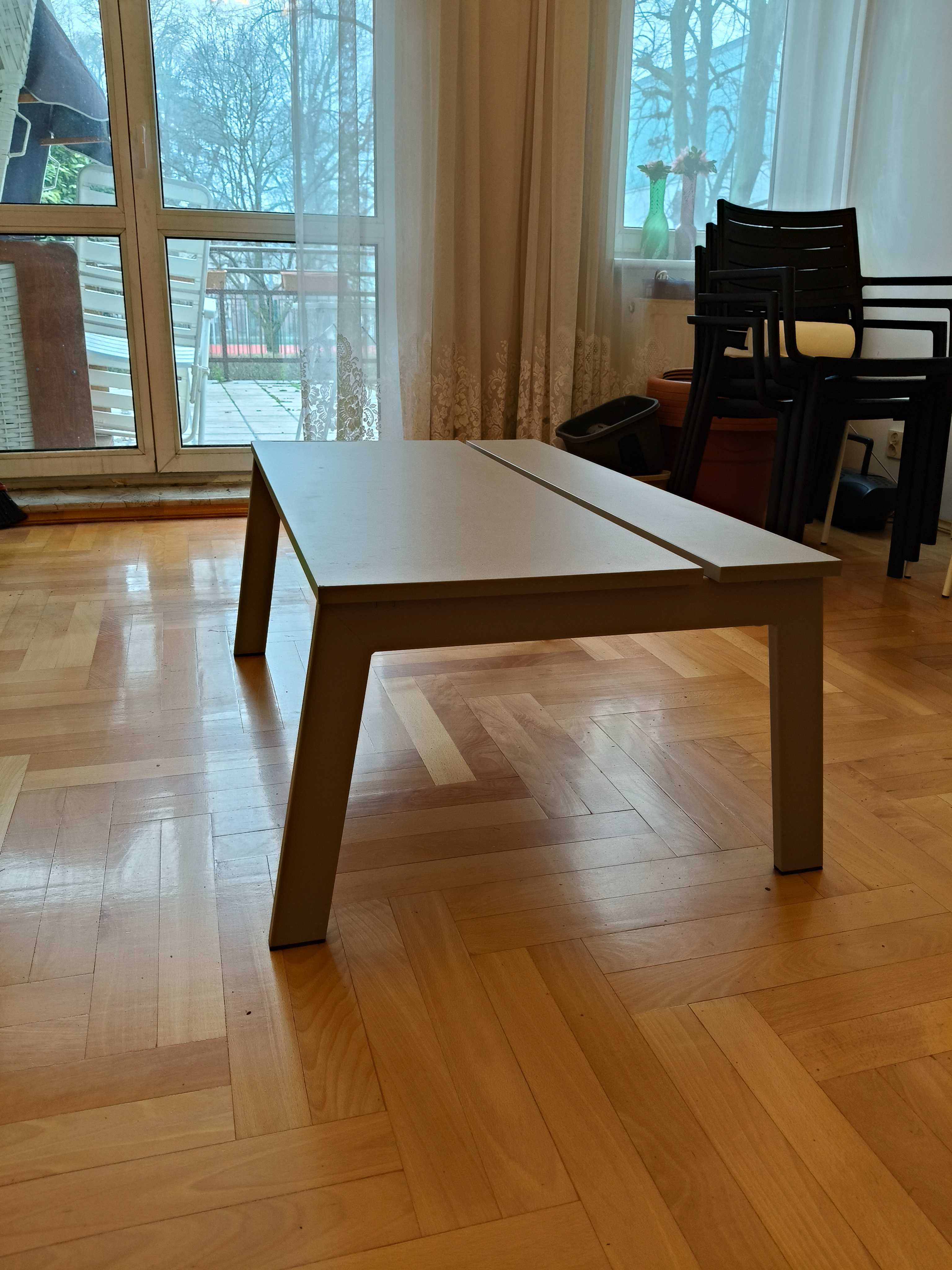 Stolik Ikea z podnoszonym blatem.