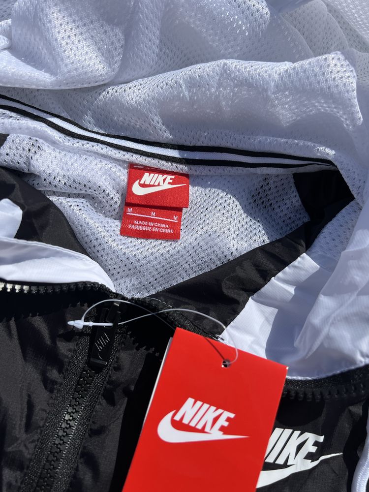 Вітровка Nike Windrunner