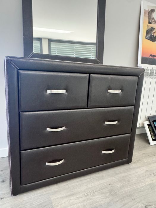 Comoda pele castanha com espelho