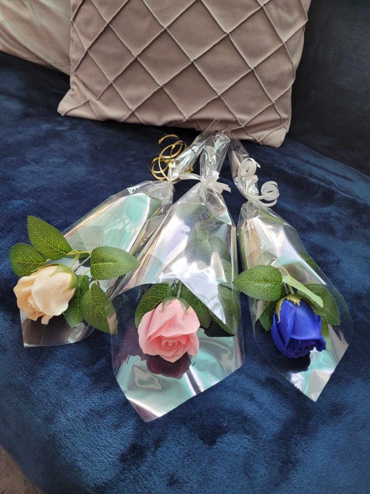Bukiety z kwiatów mydlanych w  wazonie, flowerboxy, róże