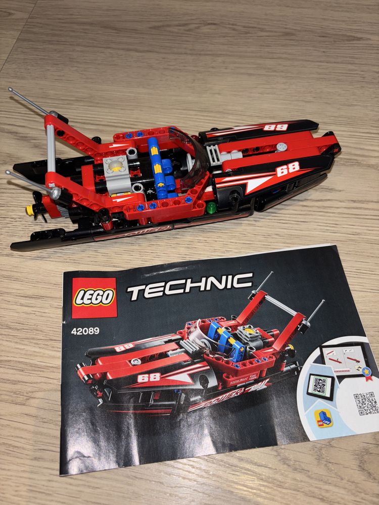 Lego technic 42089. Na pozostalych Playmobil.