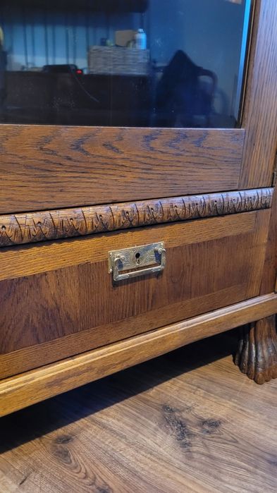 Stara odnowiona biblioteka szafa antyczna. Antyk, zabytkowa Lwia łapa.