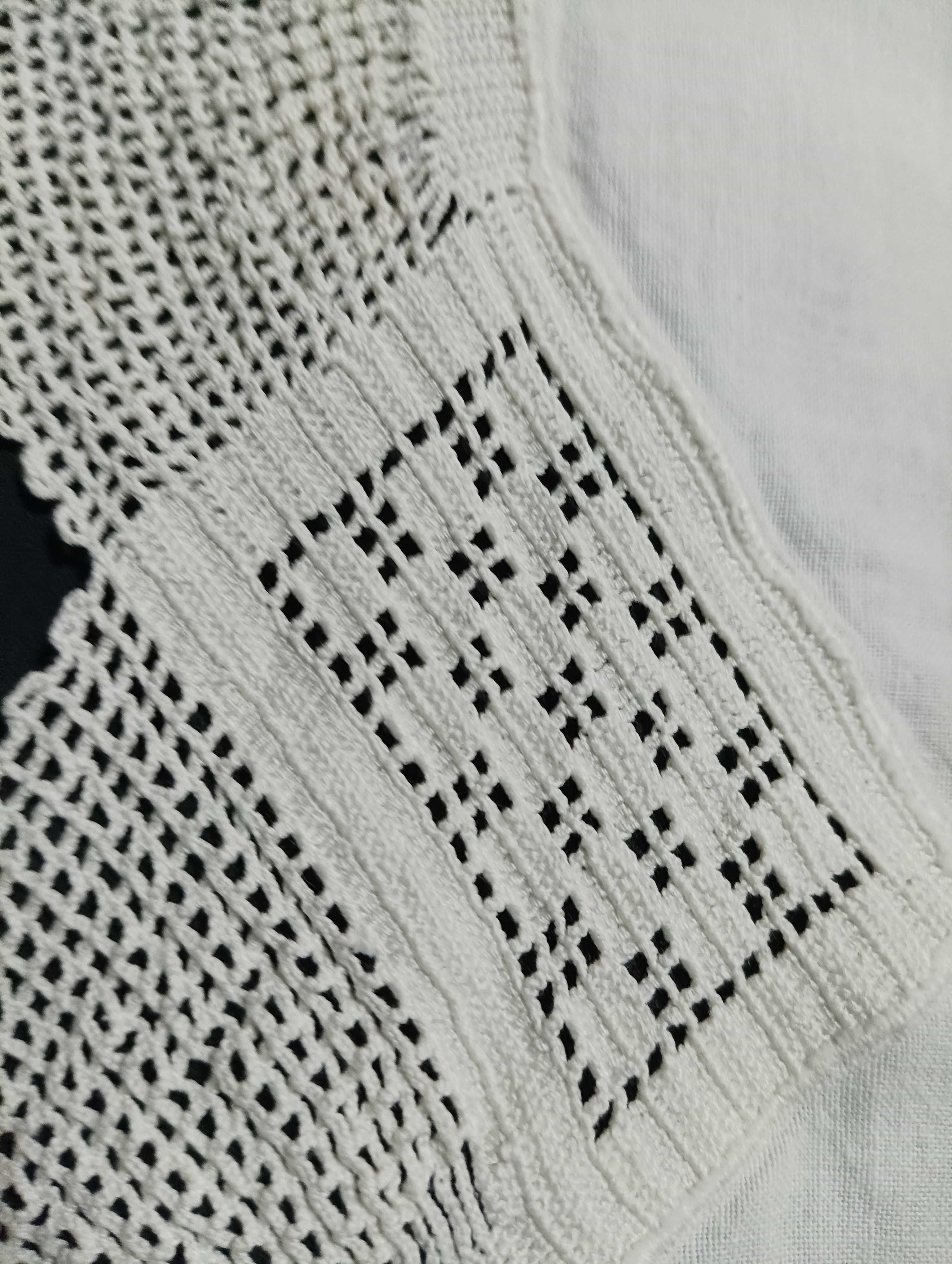 Lençol de cama antigo com renda e bordados