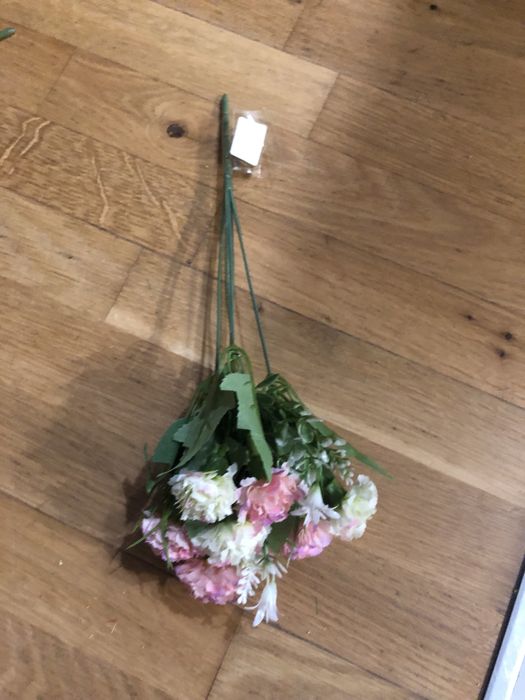 Sztuczne kwiaty w bukiecie