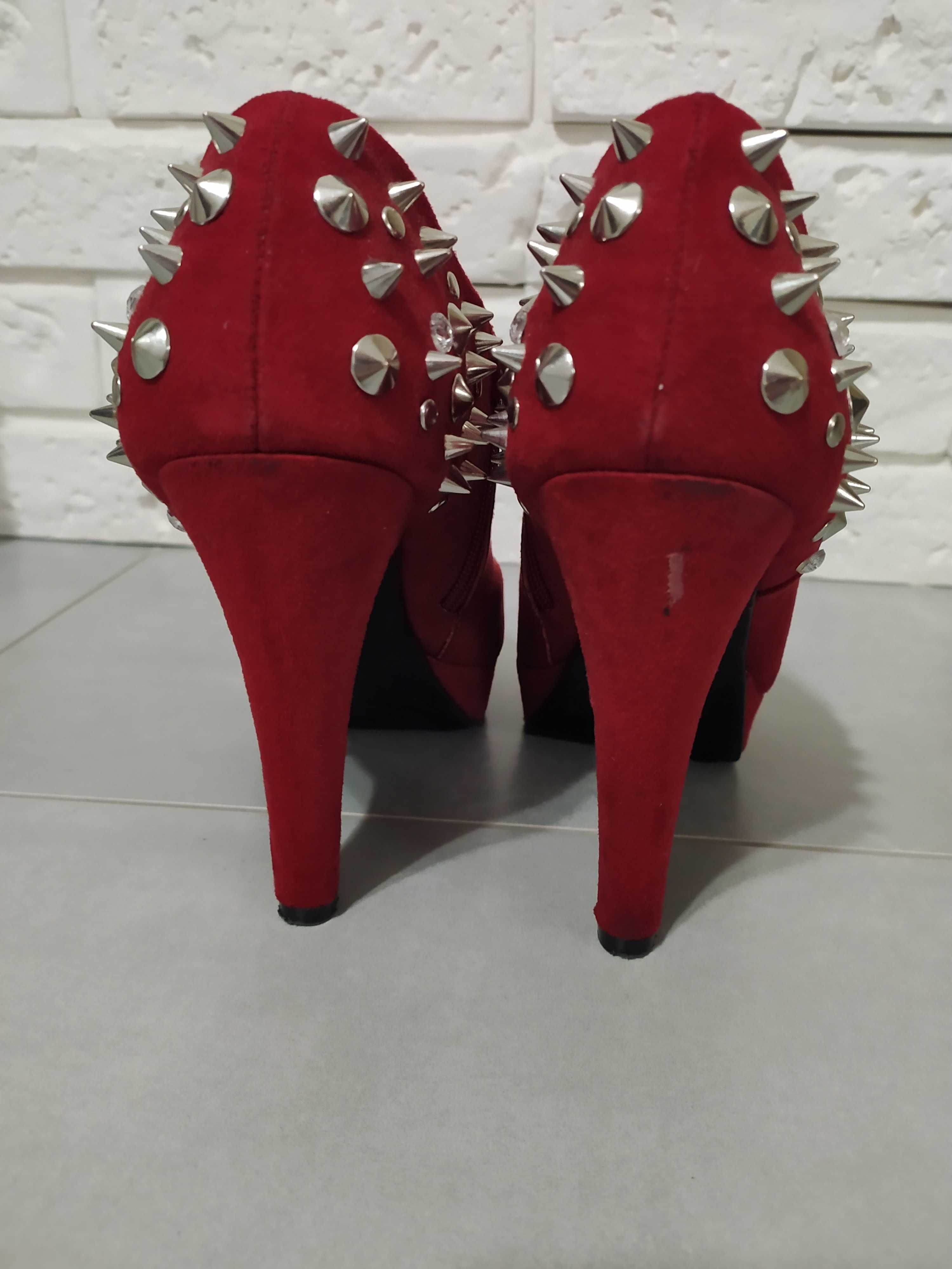 Buty, czerwone szpilki, koturn, ćwieki