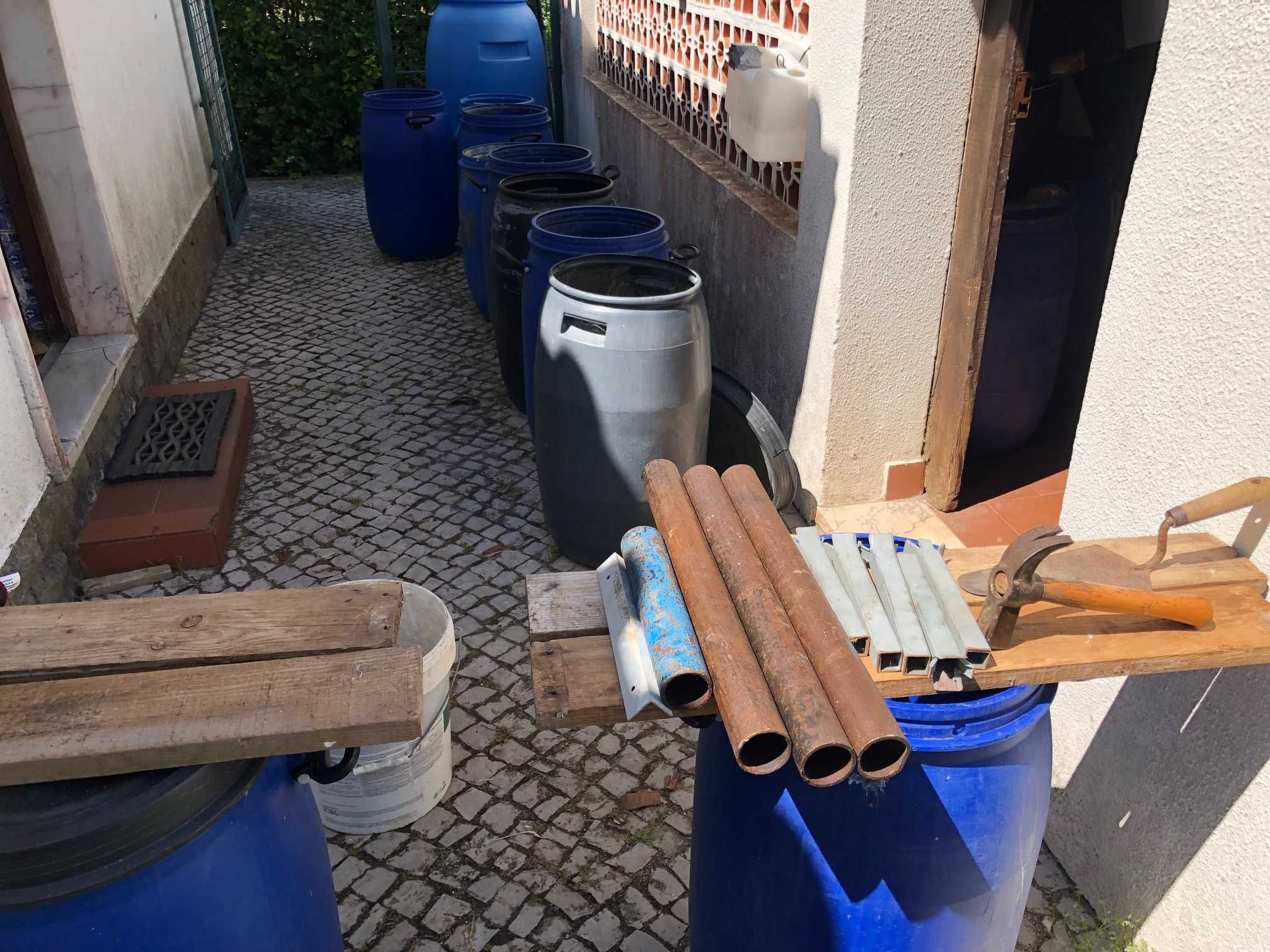 Recheio de contentor com ferramentas em bom estado e outros materiais.