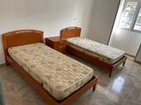 Duas camas de Solteiro com mesinha de cabeceira