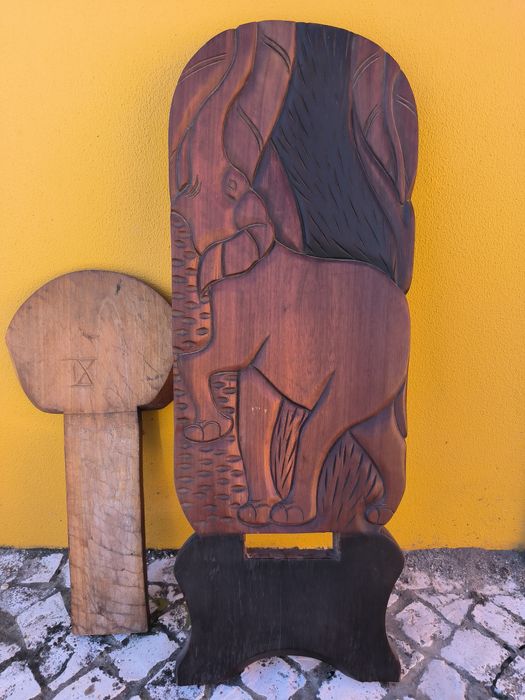 Cadeira Africana em Madeira Maciça - Assinada pelo Autor