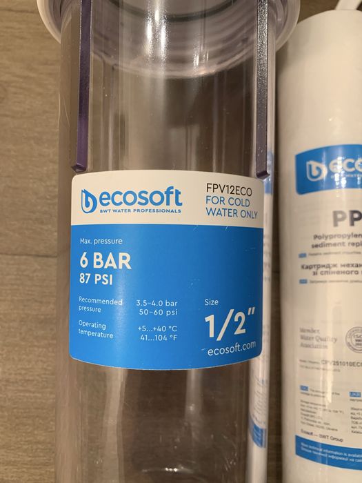 Новый бытовой фильтр для воды с картриджем в комплекте.