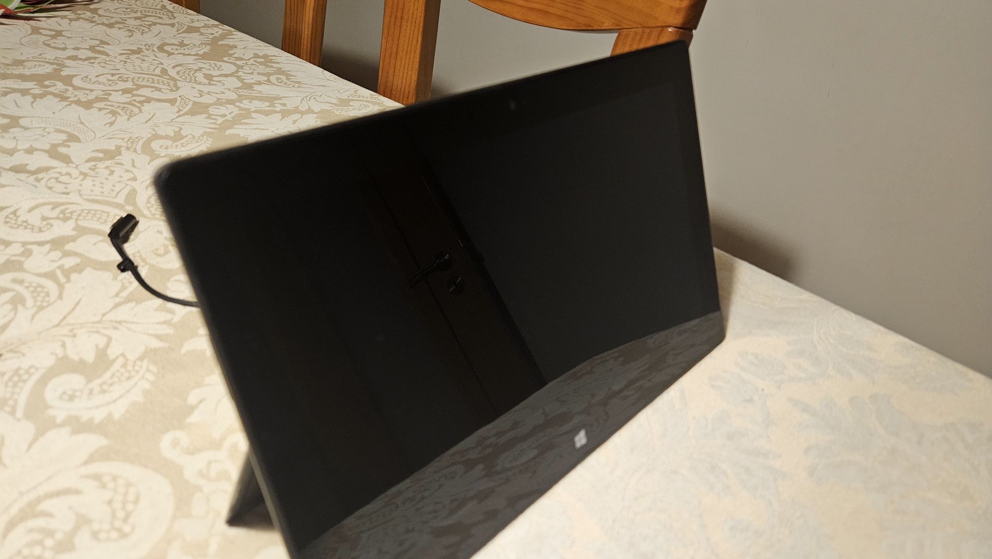 PC Assus + PC HP com oferta Tablet Surface