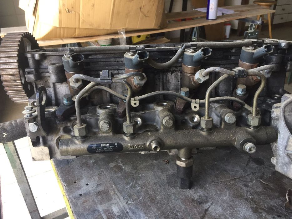 Cabeça de motor com rampa de injeção