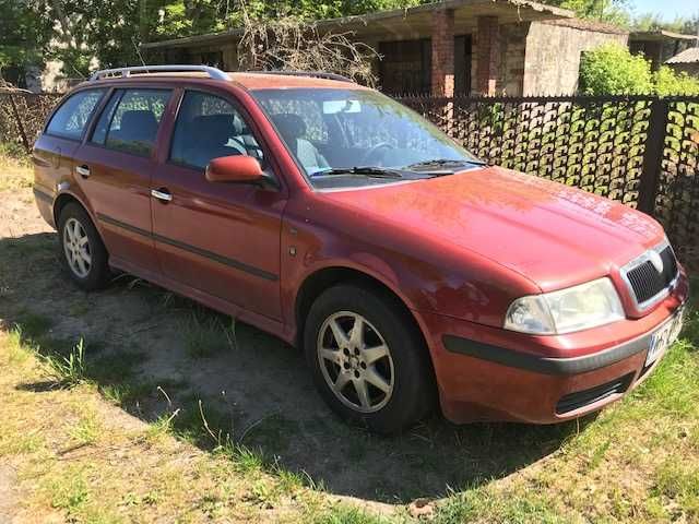 Skoda Octavia Kombi 1.6 benzyna  z 2002r. uszkodzony silnik.