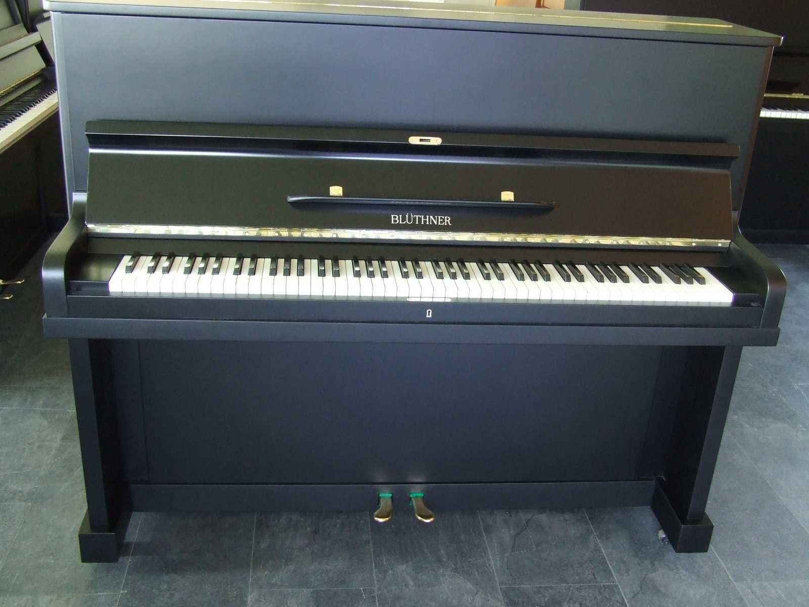 Pianino Bluthner po renowacji, czarne
