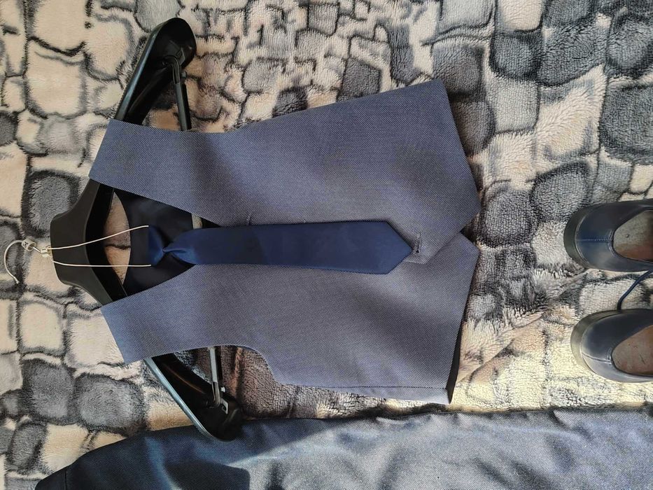 Do sprzedania garnitur dla chłopca na 152 cm + buty rozmiar 35.