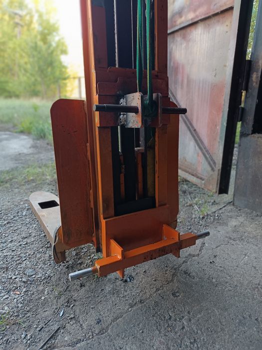 Штабелер, навантажувач, стрела, мачта, кара