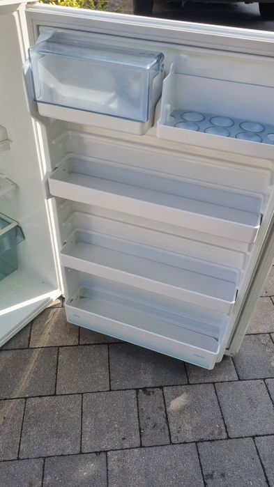 Mała lodówka AEG z zamrażalnikiem