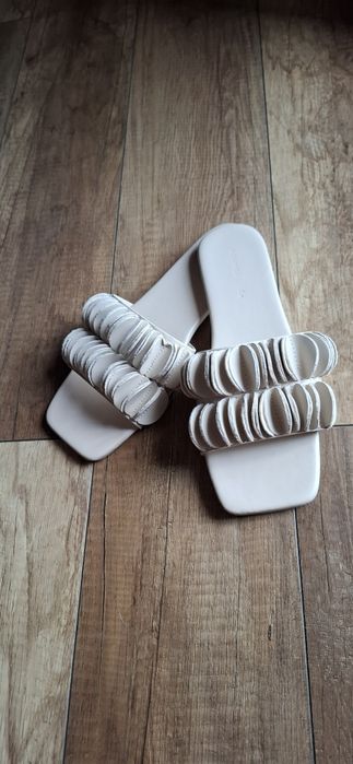 Nowe klapki Reserved 39 skóra