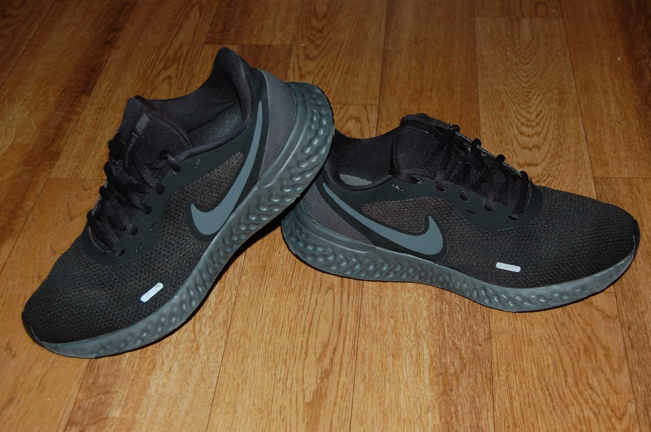 Кроссовки 41 р Nike Revolution Brooks Defyance 11 Nike MD Runner