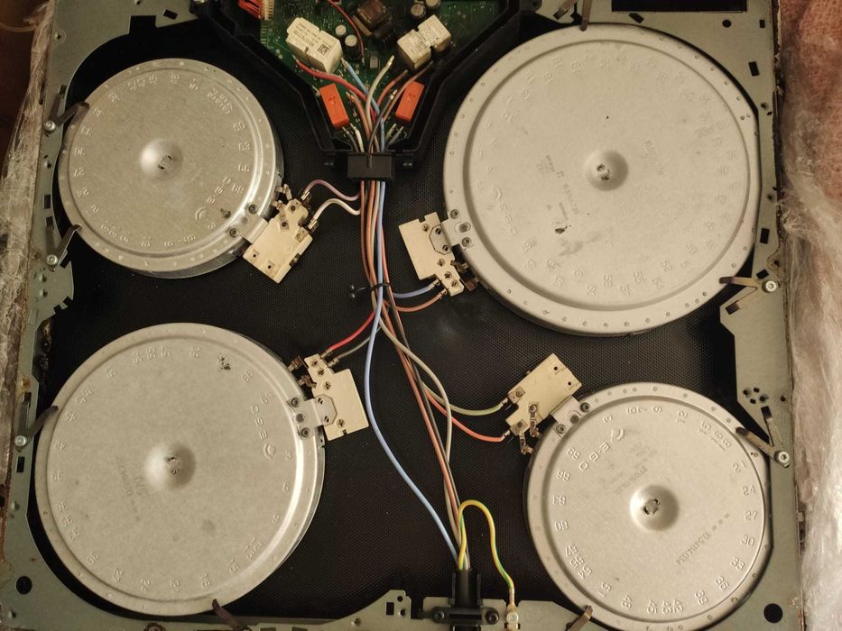 Placa Vitrocerâmica Bosch 3EB720XR AVARIADA para peças