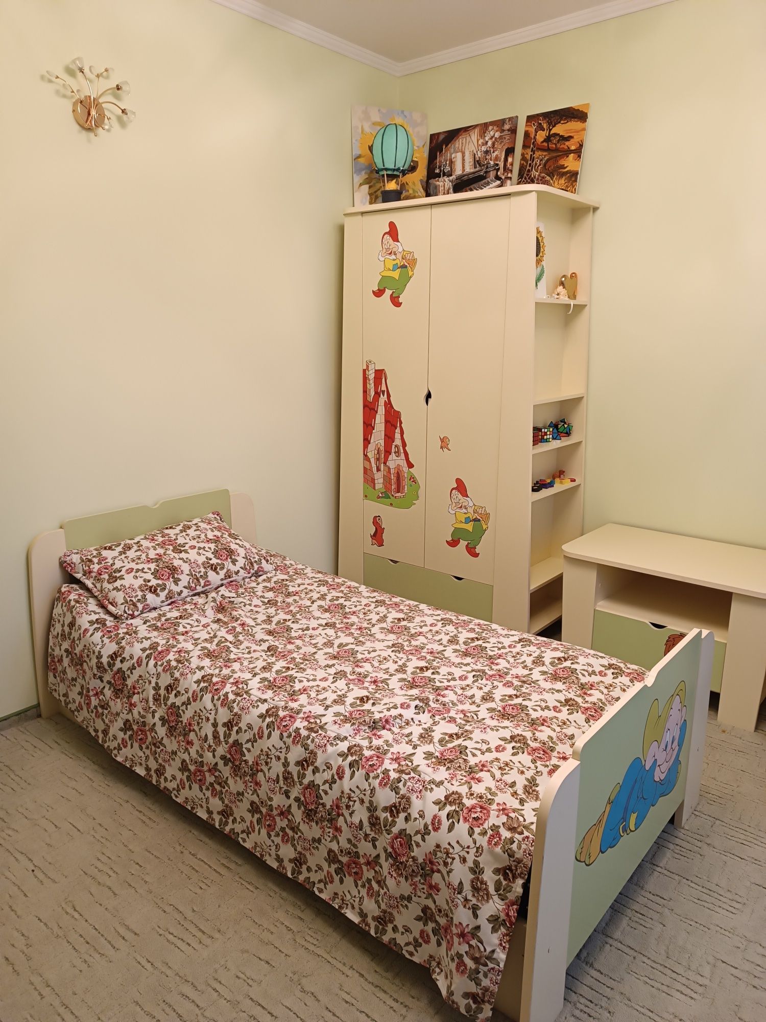 Набір меблів у дитячу кімнату