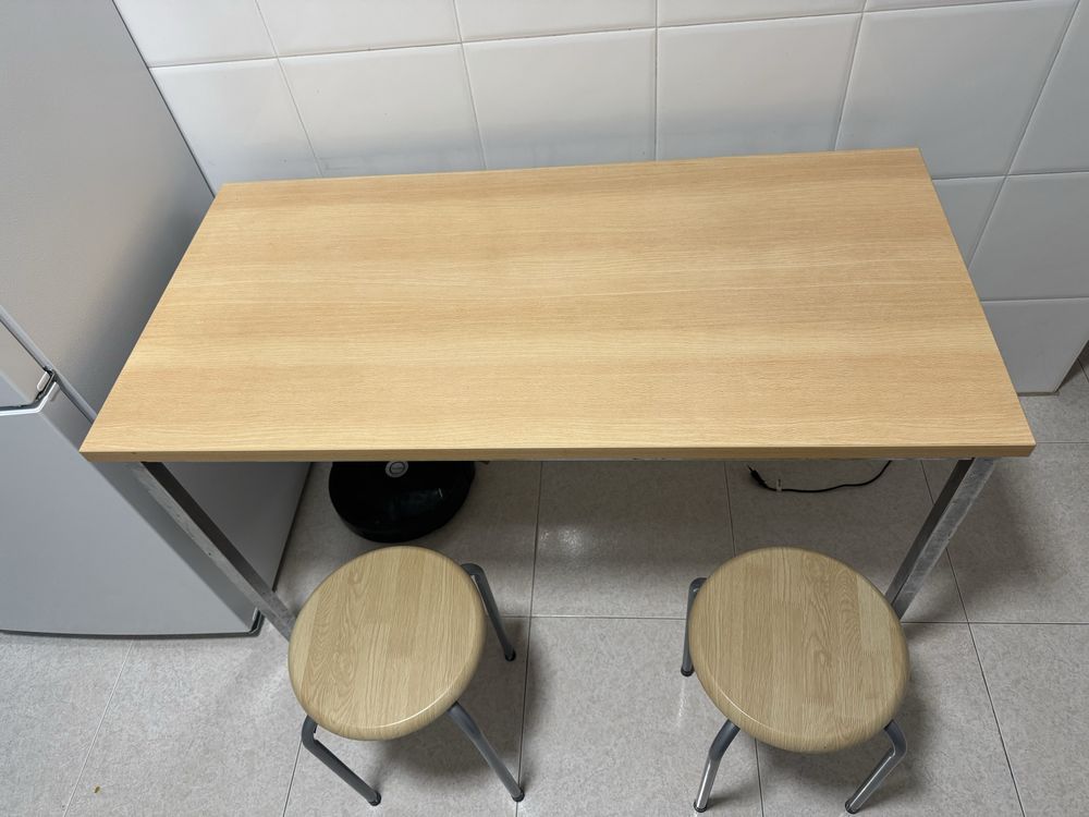 mesa com 3 banquetas