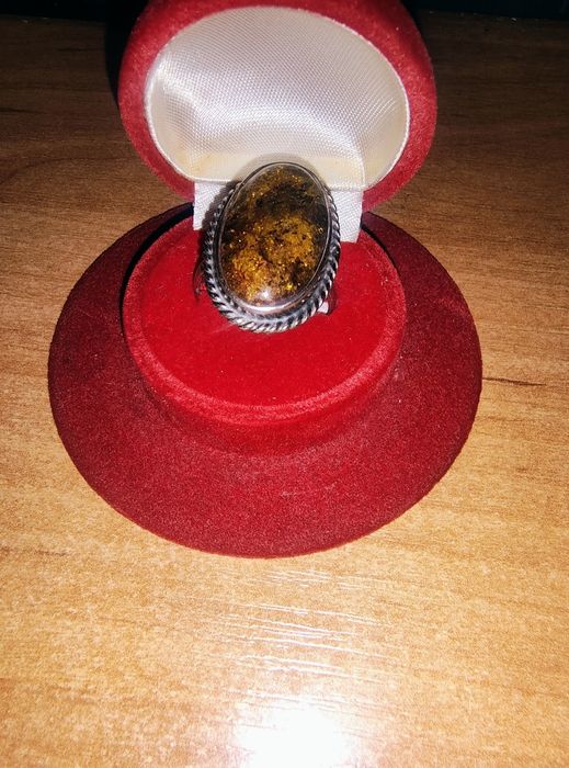 Srebrny pierścionek z bursztynem 925