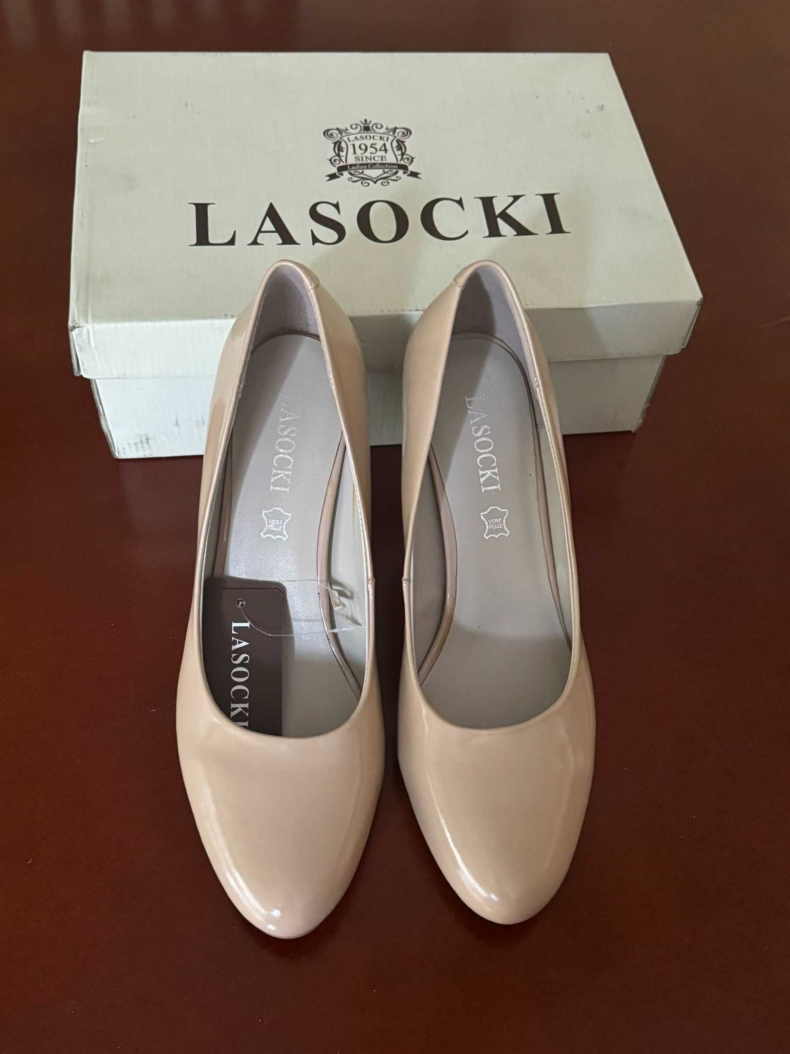 Szpilki skórzane Lasocki beż lakierowane obcas 7 cm nowe
