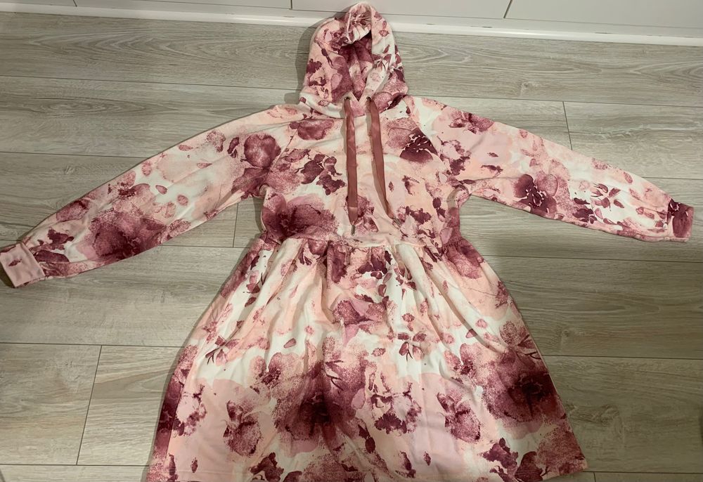 Dresowa sukienka w kwiaty