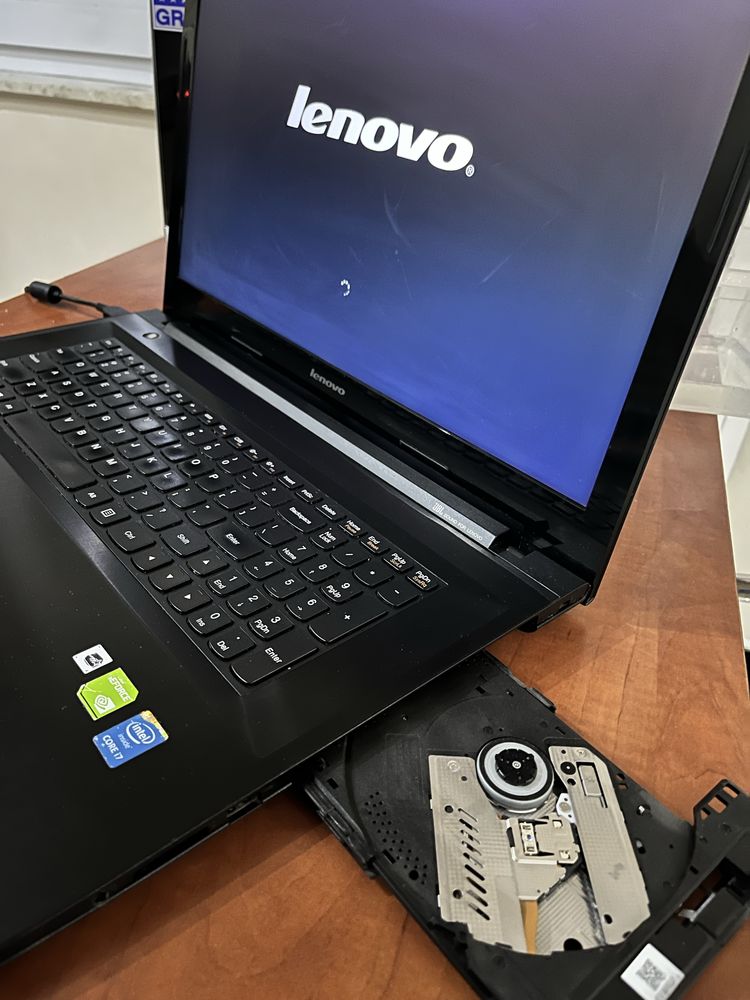 Sprzedam laptop Lenovo z70-80 17cali z torbą