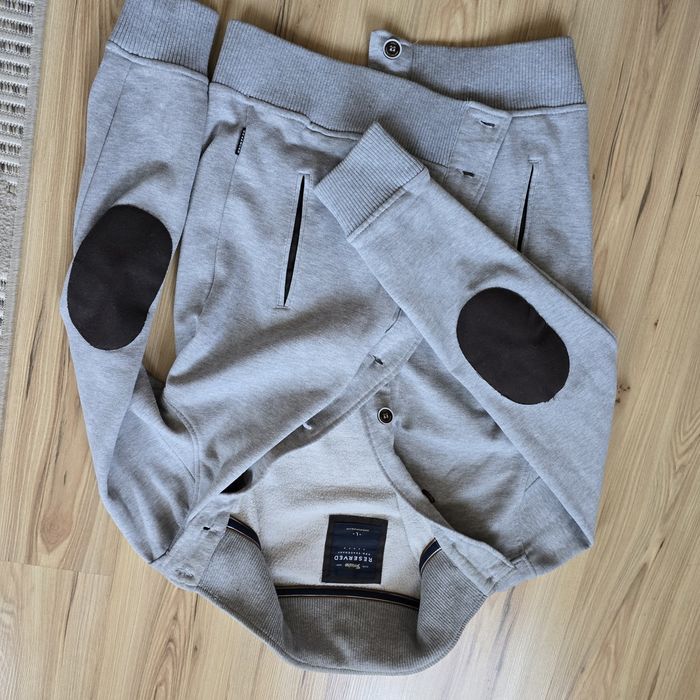 Bluza zapinana. Reserved.