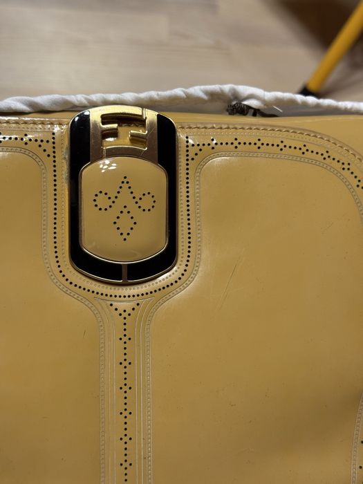 Лакова бежева сумка Fendi
