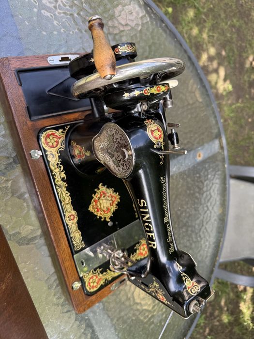 Maszyna do szycia Singer 128K z 1933 r. z oryginalną pokrywą