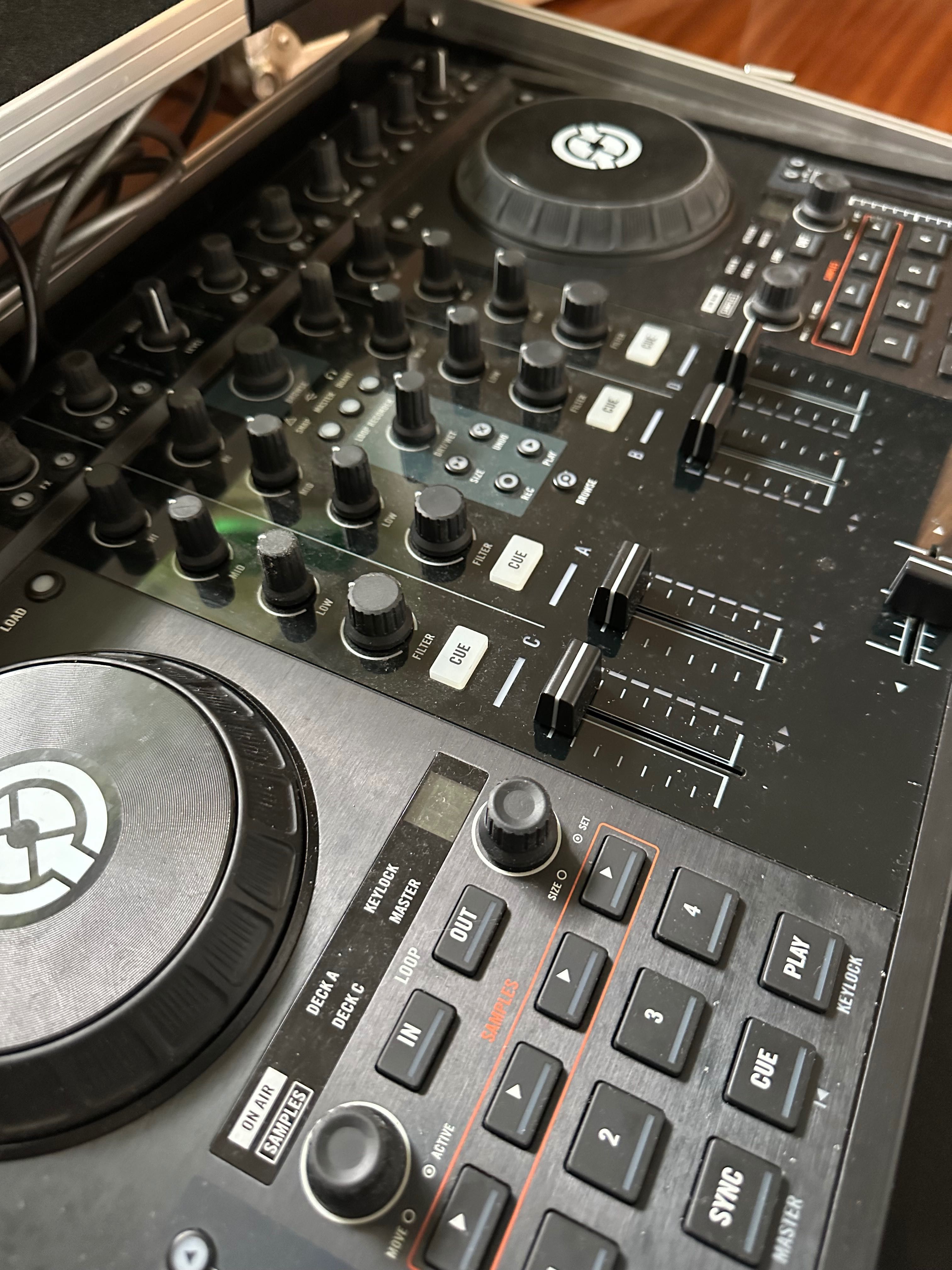 Konsola DJ Traktor S2 MK1 Stan idealny + oryginalny CASE i kable