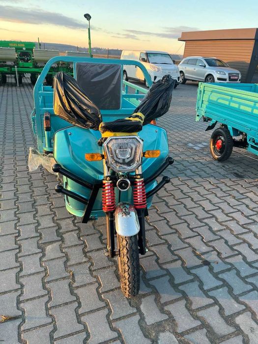 Самосвальний електричний трицикл.