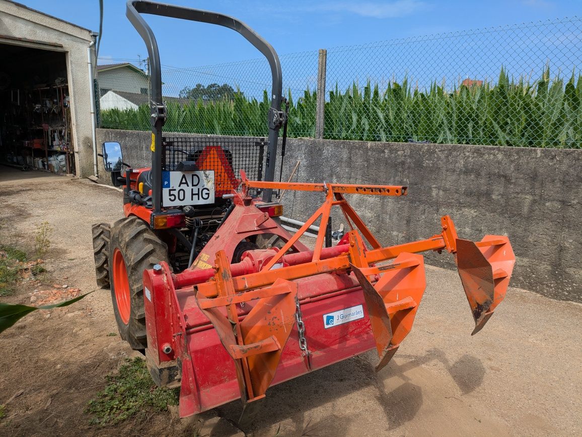 Trator Kubota com alfaias