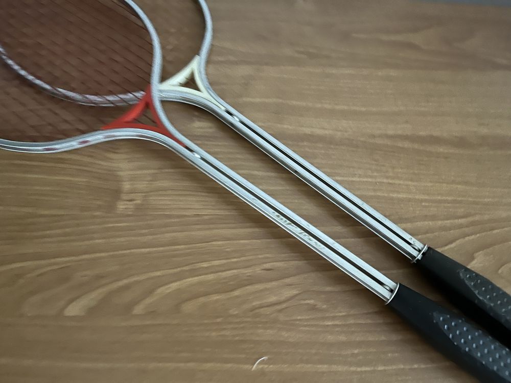 Badminton,  dwie rakiety bez lotki