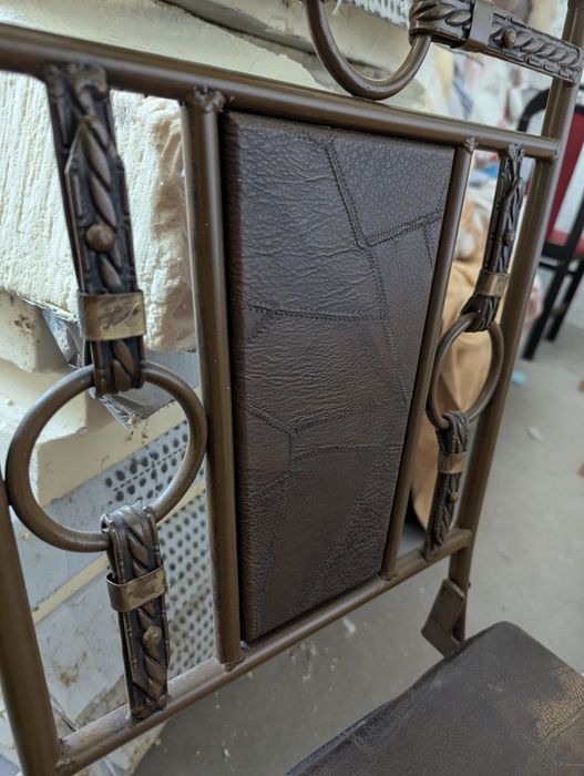 Stylowe krzesło metalowe z elementami skórzanymi