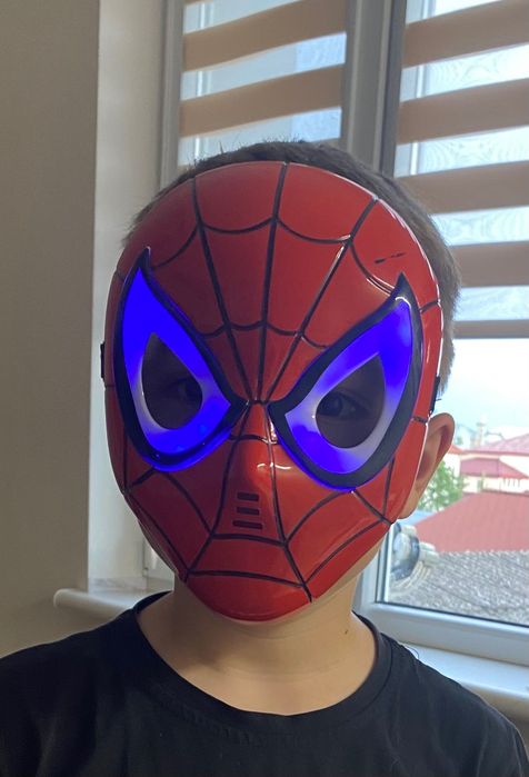 Маска Spider-man світиться