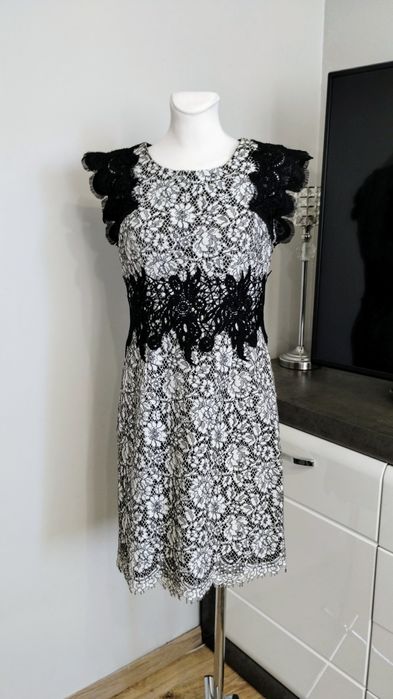 Piękna koronkowa czarno biała sukienka