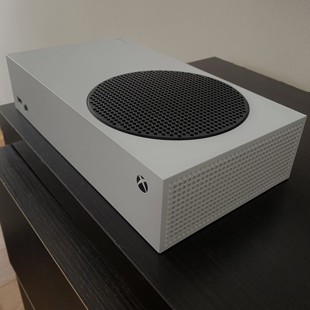 Xbox Series S 512 + 2 джойстики + 2ТБ памʼяті + зарядна станція!
