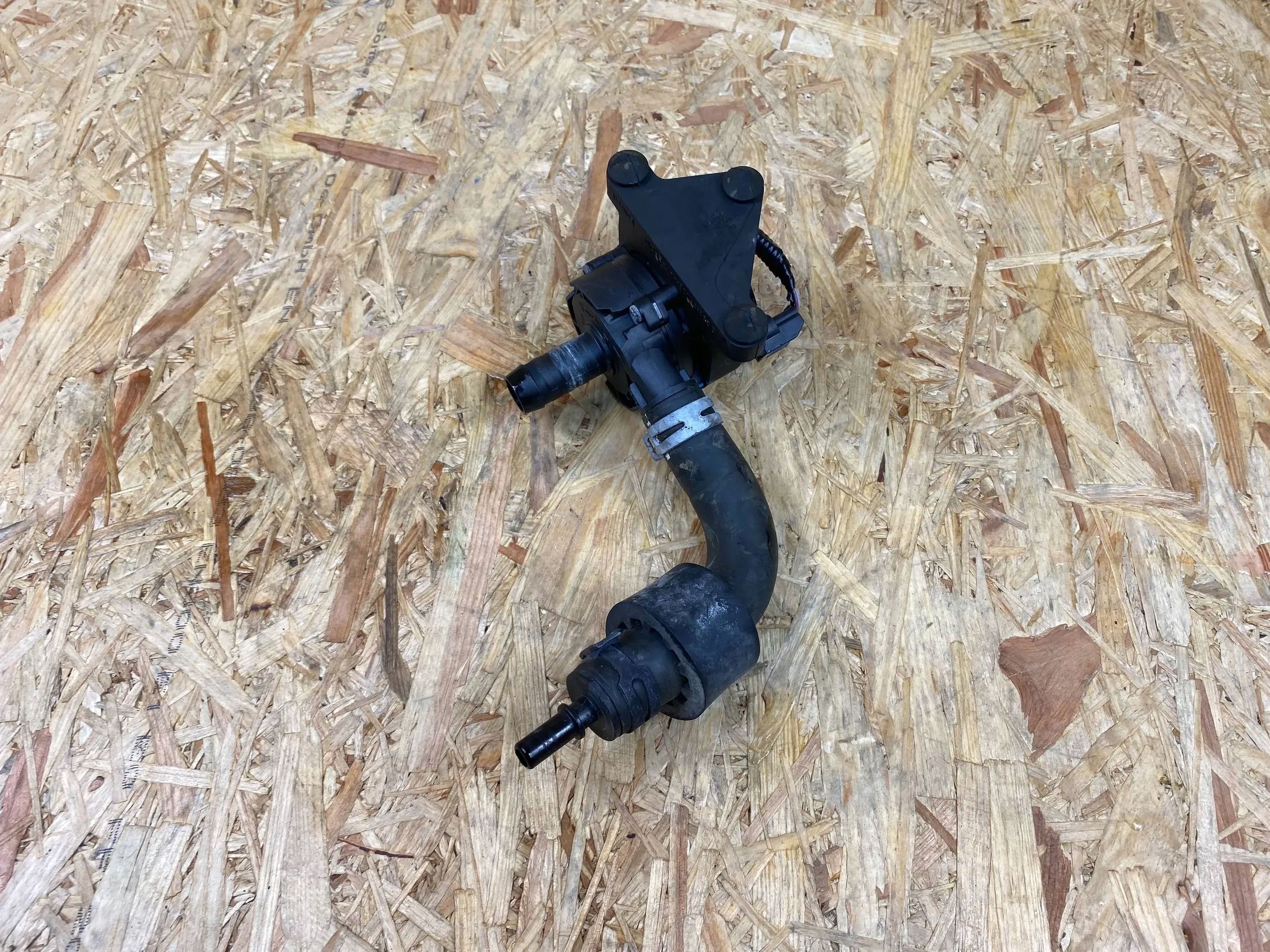 Dodatkowa Pompa Wody Ford Ranger Iii IV JB3G 18D473 AA 2019