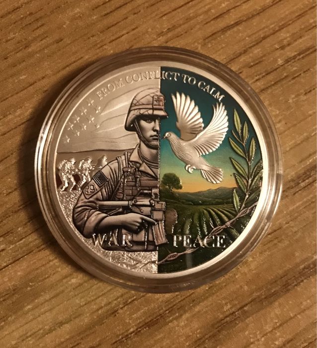 Памятная монета. Голубь мира и дерево жизни, война и мир